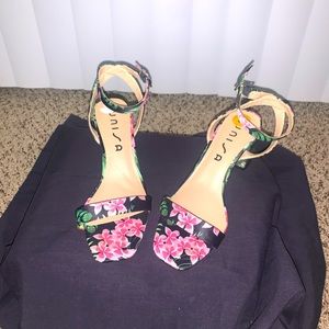 Pastel strap sandals with heel.